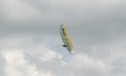 Parapente branco fazendo SAT Rodeo (com outro parapente girando ao redor) abordo